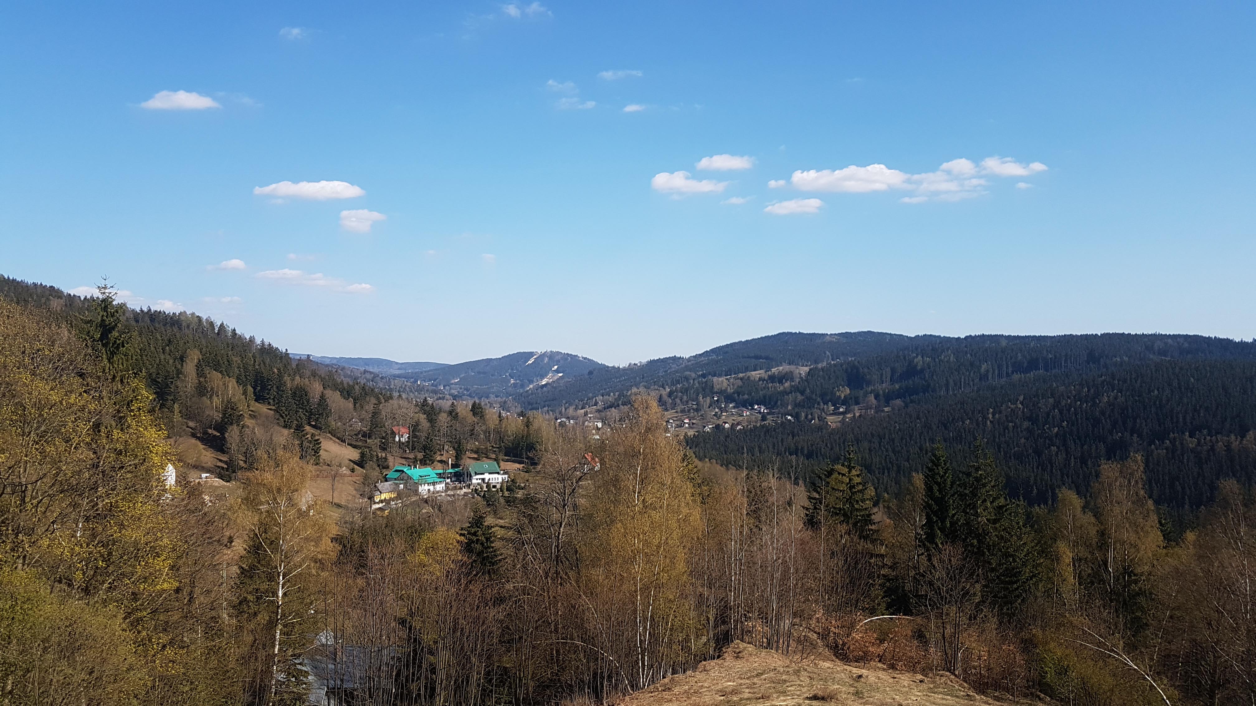 Jaro v Jizerkách - pohled na Josefův Důl, v dálce pak Tanvaldský Špičák